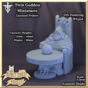 Peut inclure: Une miniature d'un sorcier assis sur un trône, tenant une sphère dans une main et reposant l'autre sur une table avec une base de dragon. La table est ornée de runes gravées dans la surface. Le sorcier porte une robe à capuche et a une longue barbe blanche. Le texte "Orb Pondering Wizard" est visible au-dessus de la miniature. Le texte "Character Heights: 32mm = 40mm Display = 80mm" est visible sur le côté gauche de l'image. Le texte "Scale: 32mm or (Upsized) Display" est visible sur le côté droit de l'image.