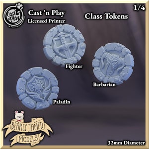 Puede incluir: Tres fichas de clase de plástico gris para un juego de rol. Las fichas muestran una espada y un escudo, un casco con cuernos y un sol con alas. Las fichas tienen un diámetro de 32 mm. El texto "Cast 'n Play Licensed Printer" y "Class Tokens" es visible en la imagen.