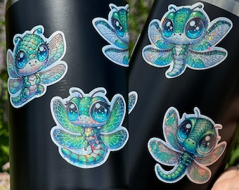 Set de pegatinas de Libélula Chibi - Punto holográfico verde. 4 adorables pegatinas de 5 cm (2 pulgadas) para botellas de agua, portátiles, regalos y diarios.