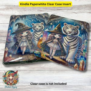 Peut inclure: Inserts pour étui transparent Kindle Paperwhite avec un motif fantastique. Les inserts présentent une sorcière et un tigre, entourés de cristaux. Le texte "Kindle Paperwhite Clear Case Insert" est visible.
