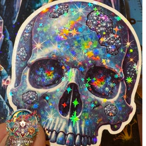 Sticker tête de mort en cristal bleu opale, sticker tête de mort holographique galaxie, vinyle tête de mort arc-en-ciel irisé, sticker esthétique scintillant, art tête de mort cosmique