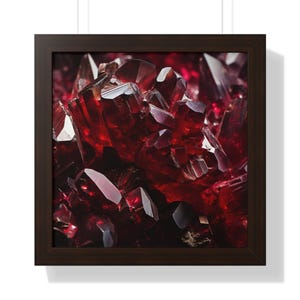 Puede incluir: Primer plano de un grupo de cristales rojo oscuro, sobre un fondo oscuro. Los cristales son afilados y angulares, con un acabado brillante.