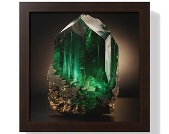 Può includere: Stampa incorniciata con un grande cristallo di smeraldo verde vibrante. La gemma ha una struttura cristallina sfaccettata con striature interne. Lo smeraldo è posto su uno sfondo scuro, esaltando il suo colore e la sua chiarezza. La cornice è di colore marrone scuro.