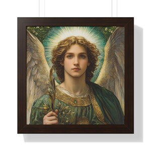 Puede incluir: Obra de arte enmarcada que presenta un retrato de un ángel con cabello rubio rizado, ojos azules y alas emplumadas. El ángel viste una prenda verde y dorada y sostiene una ramita de hojas. La obra está sobre un fondo azul claro y enmarcada en marrón oscuro.