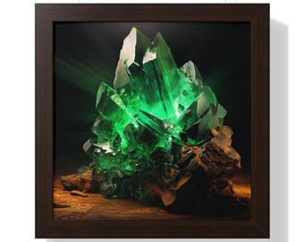 Può includere: Stampa incorniciata con una formazione di cristalli verde brillante. Il cristallo è posto su uno sfondo scuro, con la luce che emana dall'interno. La cornice è di colore marrone scuro.