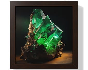Può includere: Stampa incorniciata con una vibrante formazione di cristalli verdi luminosi. La struttura cristallina è posta su uno sfondo scuro, con una cornice in legno. L'opera d'arte mostra la bellezza naturale del minerale.