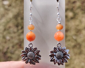 Pendientes con dije de flor de ágata naranja