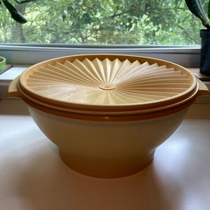 Tupperware Salad Bowl Harvest Gold