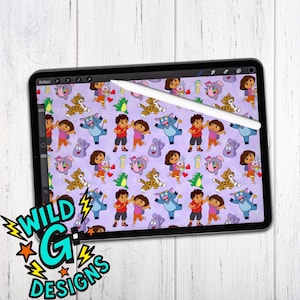 Op de afbeelding: Een digitale tablet met een herhalend patroon van stripfiguren op een lavendelkleurige achtergrond. De tablet is zwart met een witte stylus. De afbeelding bevat ook de tekst "WILD G DESIGNS" in een gestileerd lettertype.