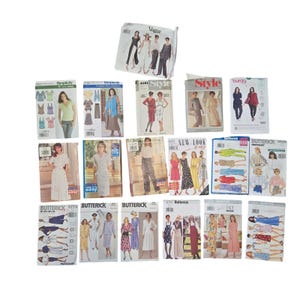 Pode incluir: Uma coleção de dezassete moldes de costura variados de marcas como Vogue, Simplicity, Style, Burda, New Look e Butterick. Cada envelope de papel retangular apresenta ilustrações impressas de designs de roupa, fotos de modelos e logótipos.
