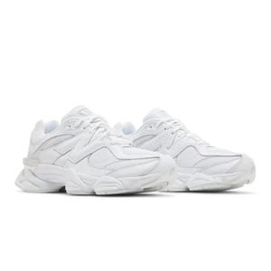 Op de afbeelding: Een paar witte sportschoenen. De schoenen hebben een dikke zool en een bovenwerk van mesh en leer. De veters zijn wit en de schoenen staan tegen een witte achtergrond. Deze sneakers zijn ontworpen om te hardlopen of casual te dragen.