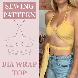 Op de afbeelding: Naai-patroon voor een gele bias wrap top. Het patroon toont een haltertop met een wikkelband in de taille. De tekst "SEWING PATTERN" en "BIA WRAP TOP" wordt weergegeven op een roze achtergrond.