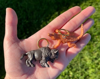 Pendientes de aro de oro con cocodrilo y búfalo de Silly Circus