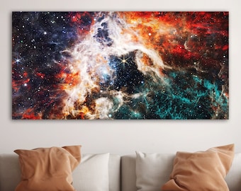 Puede incluir: Una impresión de arte abstracto vibrante que presenta una nebulosa con colores giratorios de rojo, naranja, amarillo, blanco, azul y verde. La nebulosa se coloca sobre un fondo oscuro con estrellas dispersas.