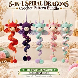 Puede incluir: Cinco adornos de dragones en espiral tejidos a ganchillo en rojo, morado, azul claro, rosa y verde menta. Cada uno tiene cuernos, alas y una cola en espiral con cuentas y pompones. Texto: 5-IN-1 SPIRAL DRAGONS Crochet Pattern Bundle, PDF DIGITAL DOWNLOAD.
