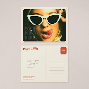 Puede incluir: Una postal con un diseño retro. La parte delantera presenta un primer plano de una persona con gafas de sol blancas de ojo de gato, con el texto "YOUR PHOTO HERE". La parte trasera tiene líneas para escribir, con el texto "POST CARD" y "Include your message of choice!"