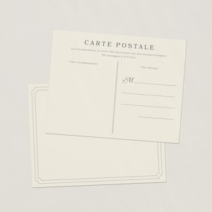 Op de afbeelding: Een crèmekleurige ansichtkaart met zwarte tekst CARTE POSTALE, voorzien van een verticale scheidingslijn, een gedeelte voor correspondentie en een adresgedeelte met een sierlijke M en vier horizontale lijnen, op een lege kaart met rand.