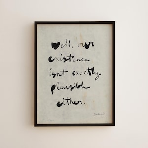 Könnte beinhalten: Ein gerahmter Wandkunstdruck mit schwarzem, handschriftlichem Text auf einem strukturierten, cremefarbenen Hintergrund. Der Text lautet: Well, our existence isnt exactly plausible either. Eine kleine Signatur ist unten rechts zu sehen.