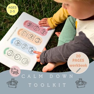 Op de afbeelding: Een kind wijst naar een pagina uit een "Calm Down Toolkit" werkboek. Het werkboek toont kleurgecodeerde zones met emoties zoals blij, verdrietig en boos. De tekst "AGES 2-5" staat in een gele cirkel. Het werkboek heeft 20 pagina's.