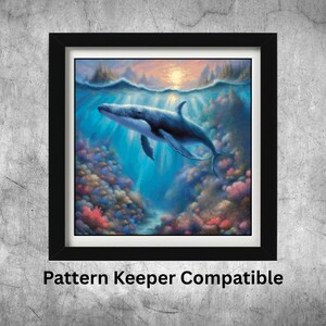 Könnte beinhalten: Gerahmter Druck mit einem Wal unter Wasser. Das Kunstwerk zeigt einen Blauwal in einem lebendigen blauen Ozean mit farbenfrohen Korallen und einem Sonnenuntergang. Der Text "Pattern Keeper Compatible" befindet sich unten.