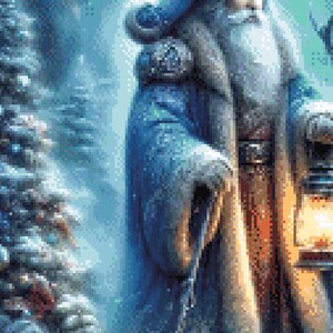 Puede incluir: Imagen pixelada de Pap&aacute; Noel en un entorno de bosque nevado. Lleva un abrigo largo azul y lleva una linterna. La escena evoca un tema de vacaciones de invierno, con un enfoque en la figura tradicional.