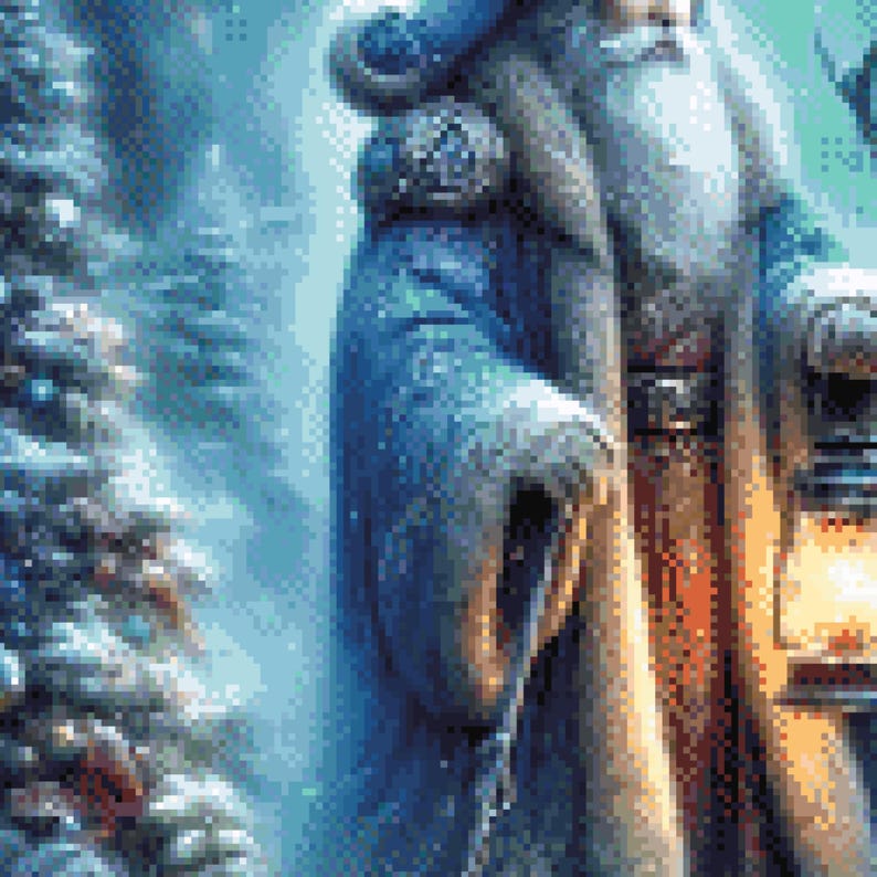 Puede incluir: Imagen pixelada de Pap&aacute; Noel en un entorno de bosque nevado. Lleva un abrigo largo azul y lleva una linterna. La escena evoca un tema de vacaciones de invierno, con un enfoque en la figura tradicional.