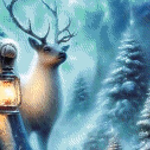 Puede incluir: Impresi&oacute;n de arte digital de un majestuoso reno con grandes cuernos, sobre un fondo de un bosque nevado y un cielo de tonos azules suaves. Una linterna con un brillo c&aacute;lido es visible en el lado izquierdo de la imagen.