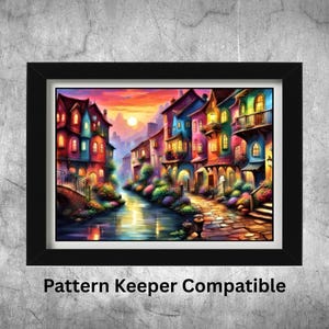 Peut inclure: Une impression encadrée d'une ville européenne colorée au coucher du soleil. L'œuvre représente des bâtiments aux teintes de rouge, de bleu et de jaune le long d'un canal. Le texte "Pattern Keeper Compatible" est au bas du cadre.
