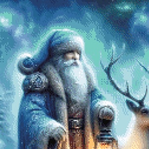 Puede incluir: Una pintura digital de Pap&aacute; Noel con abrigo y sombrero azules, sosteniendo una linterna. Tiene una larga barba blanca y est&aacute; ambientado en un fondo invernal nevado. Un reno es visible en el fondo.