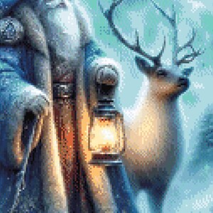 Puede incluir: Ilustraci&oacute;n detallada de una escena invernal con un ciervo con grandes cuernos y una linterna brillante. La linterna la sostiene una figura, posiblemente Pap&aacute; Noel, con una paleta de colores nevada, azul y blanca.