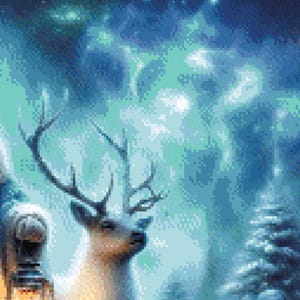 Puede incluir: Impresi&oacute;n art&iacute;stica digital que presenta un reno con grandes cuernos, sobre un fondo de aurora boreal azul y turquesa. Una linterna es visible a la izquierda y un pino nevado a la derecha.