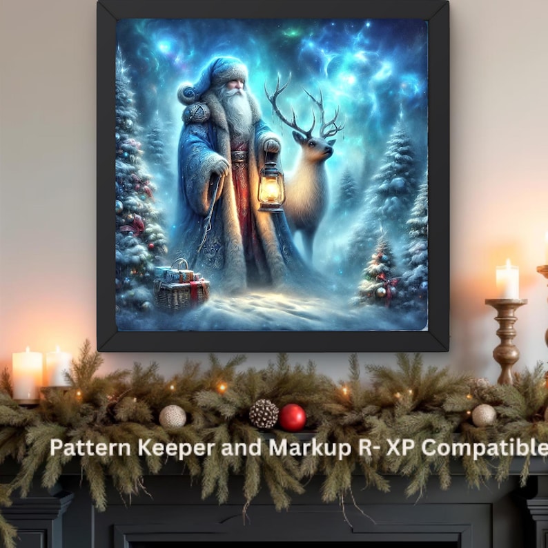 Puede incluir: Una obra de arte enmarcada que representa a Pap&aacute; Noel sosteniendo una linterna, acompa&ntilde;ado por un reno en un bosque nevado. La imagen presenta una combinaci&oacute;n de colores azul y blanco con un toque de rojo. El texto en la parte inferior dice "Pattern Keeper and Markup R- XP Compatible."