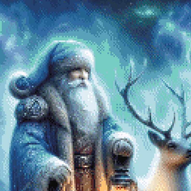 Puede incluir: Una ilustraci&oacute;n pixelada de Pap&aacute; Noel con una larga barba blanca y un abrigo y sombrero azul forrado de piel. Sostiene una linterna y est&aacute; acompa&ntilde;ado por un reno con grandes cuernos. El fondo es una escena nevada de tonos azules.
