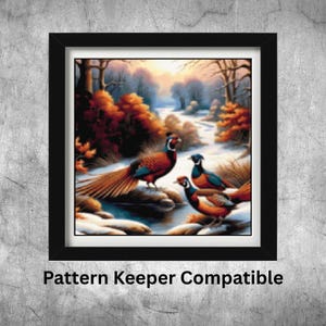 Op de afbeelding: Ingelijst kunstwerk met een winterlandschap met fazanten. Het schilderij toont een besneeuwde scène met een beek, bomen en kleurrijke vogels. De tekst "Pattern Keeper Compatible" staat onderaan.