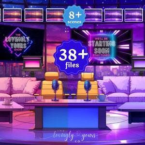 Op de afbeelding: Een digitale illustratie van een paarse en roze studioset met een bank, twee microfoons en twee schermen. De schermen tonen de tekst "The Lovingly Yours Show" en "We'll be starting soon. Stay tuned". De tekst "8+ scènes" en "38+ bestanden" wordt ook weergegeven in blauwe cirkels.
