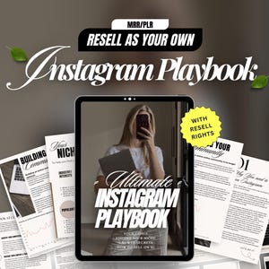 Puede incluir: Una tableta digital que muestra una guía titulada "Ultimate Instagram Playbook" con el texto "Your Goals, Finding Your Niche, Growth Secrets, How to Sell on IG". La guía está rodeada de otras páginas con texto y gráficos relacionados con la construcción de una comunidad en línea y el marketing en Instagram.