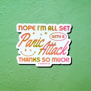 Peut inclure: Autocollant blanc avec du texte rose et orange qui dit "Nope I'm all set with a Panic Attack Thanks so much!" avec un smiley et des étoiles. L'autocollant porte le texte "@thehhcreative" en bas.