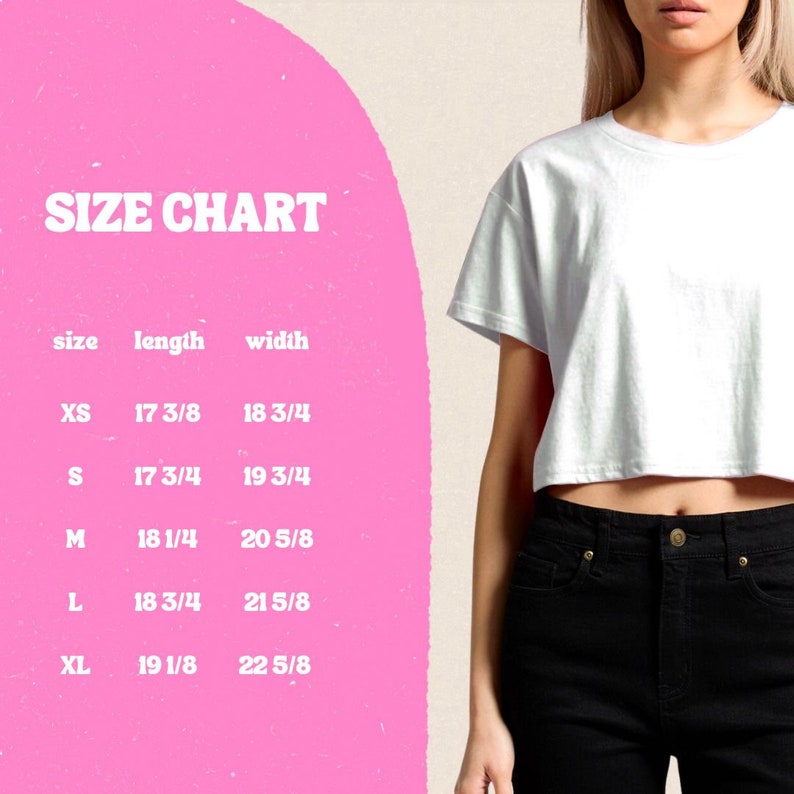 Puede incluir: Un top corto blanco y unos vaqueros negros. Una tabla de tallas sobre un fondo rosa muestra las medidas de las tallas XS a XL, incluyendo largo y ancho en pulgadas. El texto "SIZE CHART" est&aacute; en la parte superior.