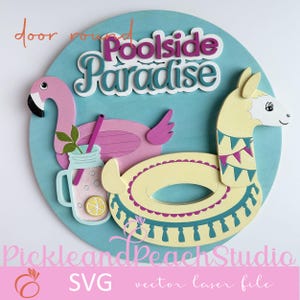 Puede incluir: Un letrero redondo de madera con fondo azul y el texto "Poolside Paradise" en letras rosa y turquesa. Un flamenco rosa con un vaso de limonada y una llama con un flotador de piscina amarillo y azul están en el letrero.