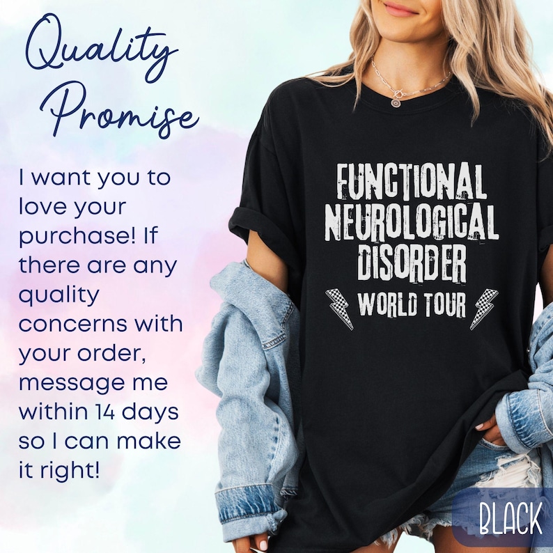 K&ouml;nnte beinhalten: Schwarzes T-Shirt mit wei&szlig;em Text, der "Functional Neurological Disorder World Tour" lautet, mit Blitzen auf beiden Seiten des Textes.