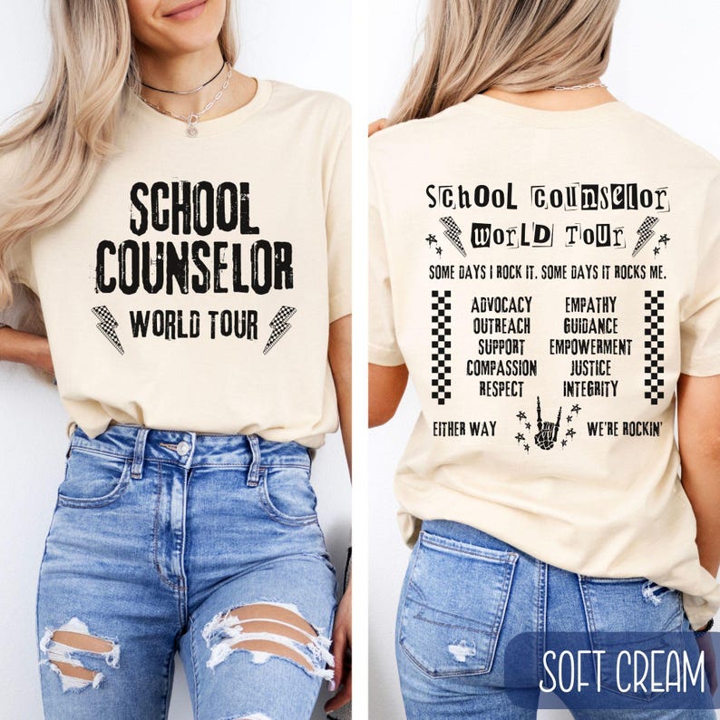 K&ouml;nnte beinhalten: Ein hellbeiges T-Shirt mit schwarzem Text, der auf der Vorderseite "School Counselor World Tour" lautet und auf der R&uuml;ckseite eine Liste von W&ouml;rtern im Zusammenhang mit Schulberatung. Der Text auf der R&uuml;ckseite lautet "Some days I rock it. Some days it rocks me." und enth&auml;lt W&ouml;rter wie "Advocacy", "Empathy", "Outreach", "Guidance", "Support", "Empowerment", "Compassion", "Justice", "Respect", "Integrity", "Either way", und "we're rockin'." Das T-Shirt wird von einer Person getragen, die eine blaue Jeans tr&auml;gt.