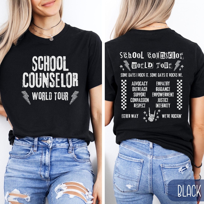 K&ouml;nnte beinhalten: Schwarzes T-Shirt mit wei&szlig;em Text, der "School Counselor World Tour" lautet, und einer Liste von W&ouml;rtern, darunter "Advocacy", "Outreach", "Support", "Compassion", "Respect", "Empathy", "Guidance", "Empowerment", "Justice" und "Integrity".