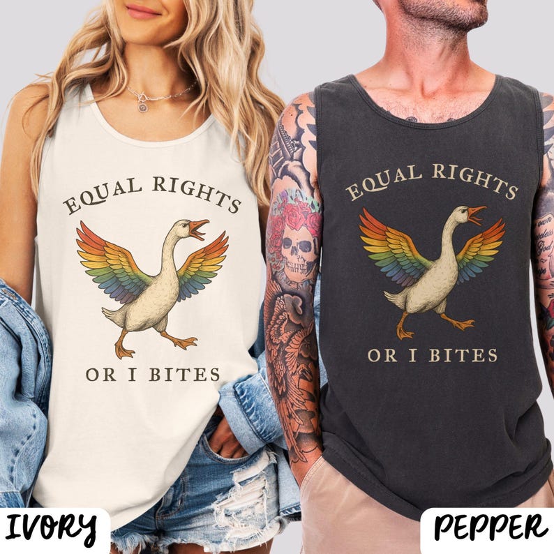 Puede incluir: Camisetas sin mangas de color marfil y pimienta con un gr&aacute;fico de ganso arco&iacute;ris y el texto "EQUAL RIGHTS OR I BITES". El ganso tiene alas de arco&iacute;ris y est&aacute; caminando. Las camisetas sin mangas son sin mangas.