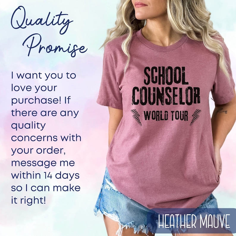 K&ouml;nnte beinhalten: Ein T-Shirt in der Farbe Heide-Mauve mit dem in Schwarz gedruckten Text "SCHOOL COUNSELOR WORLD TOUR". Der Text hat einen Used-Look.
