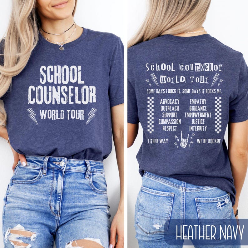 K&ouml;nnte beinhalten: Ein heidefarbenes marineblaues T-Shirt mit dem Aufdruck "School Counselor World Tour" auf Vorder- und R&uuml;ckseite. Die R&uuml;ckseite des Shirts enth&auml;lt au&szlig;erdem den Text "Some days I rock it. Some days it rocks me." und eine Liste von W&ouml;rtern, darunter "Advocacy", "Outreach", "Support", "Compassion", "Respect", "Empathy", "Guidance", "Empowerment", "Justice" und "Integrity".