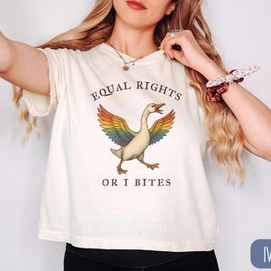 Crop top oie arc-en-ciel Equal Rights or I Bites, t-shirt boxy couleurs égalité confort LGBTQ, cadeau allié des droits des homosexuels, chemise de protestation drôle Ivory