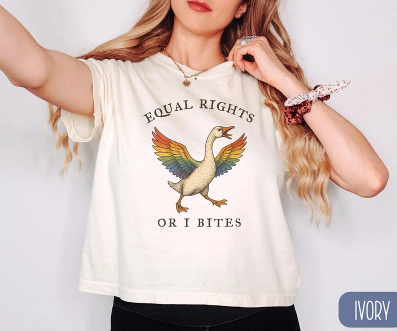 Crop top oie arc-en-ciel Equal Rights or I Bites, t-shirt boxy couleurs égalité confort LGBTQ, cadeau allié des droits des homosexuels, chemise de protestation drôle Ivory