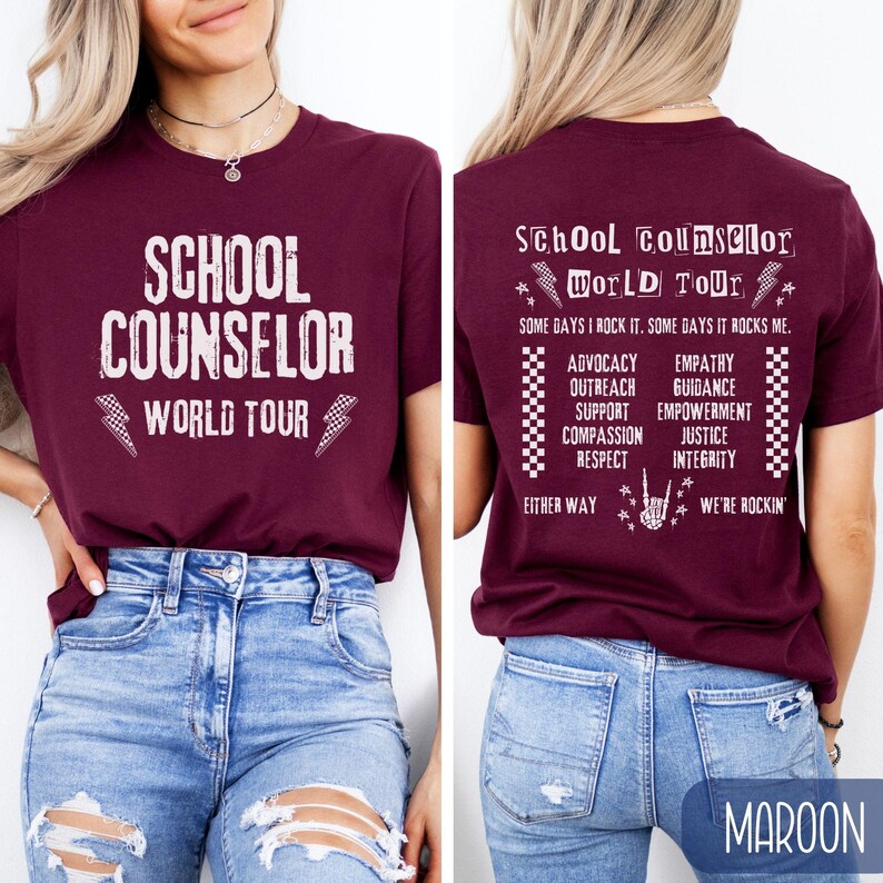K&ouml;nnte beinhalten: Ein maroonfarbenes T-Shirt mit dem Text "School Counselor World Tour" auf der Vorderseite und einer Liste von W&ouml;rtern im Zusammenhang mit Schulberatung auf der R&uuml;ckseite. Die W&ouml;rter auf der R&uuml;ckseite umfassen "Advocacy", "Empathy", "Outreach", "Guidance", "Support", "Empowerment", "Compassion", "Justice", "Respect" und "Integrity".