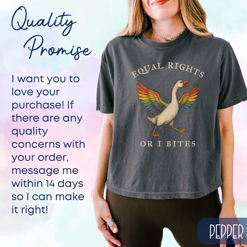 Peut inclure: T-shirt gris fonc&eacute; avec l'inscription "EQUAL RIGHTS OR I BITES" et une oie aux ailes arc-en-ciel. Le t-shirt porte &eacute;galement le mot "PEPPER" en bas &agrave; droite. L'image comprend &eacute;galement du texte sur une promesse de qualit&eacute;.