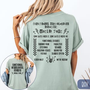 K&ouml;nnte beinhalten: Ein hellgr&uuml;nes T-Shirt mit schwarzem Text, der "Functional Neurological Disorder World Tour" lautet und eine Liste von Symptomen enth&auml;lt. Der Text lautet auch "Some days I rock it. Some days it rocks me. Either way we're rockin'."